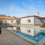 Rosa Com Piscina E Jacuzzi * Salir de Matos