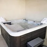Rosa Com Piscina E Jacuzzi *