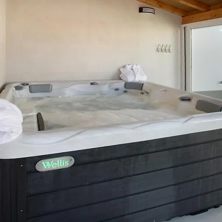 Rosa Com Piscina E Jacuzzi *