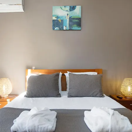 Rosa Com Piscina E Jacuzzi